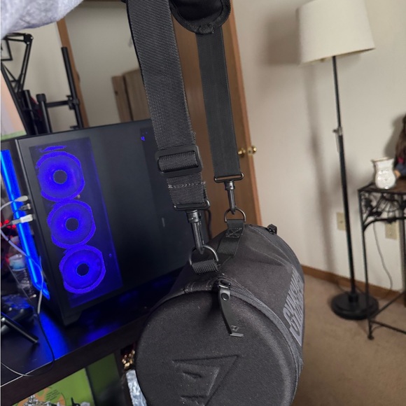 Gymshark Black Crossbody Bag - Picture 2 of 7